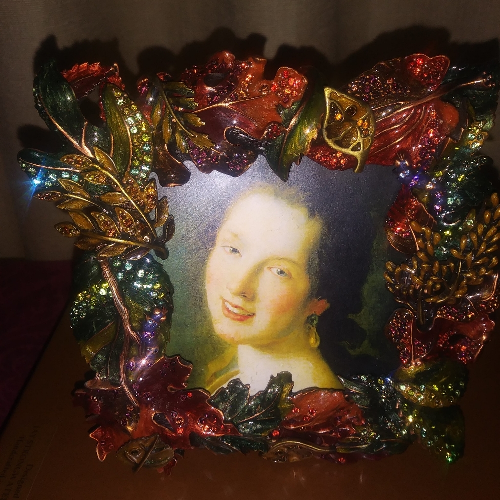 Picture frame leaf over leaf